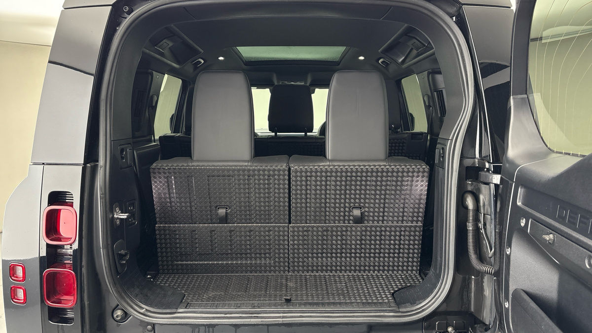 Land Rover Defender 110 Image 11