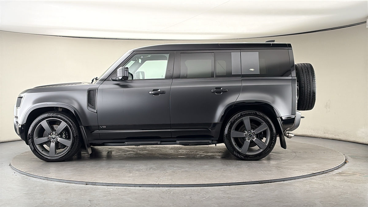 Land Rover Defender 110 Image 15