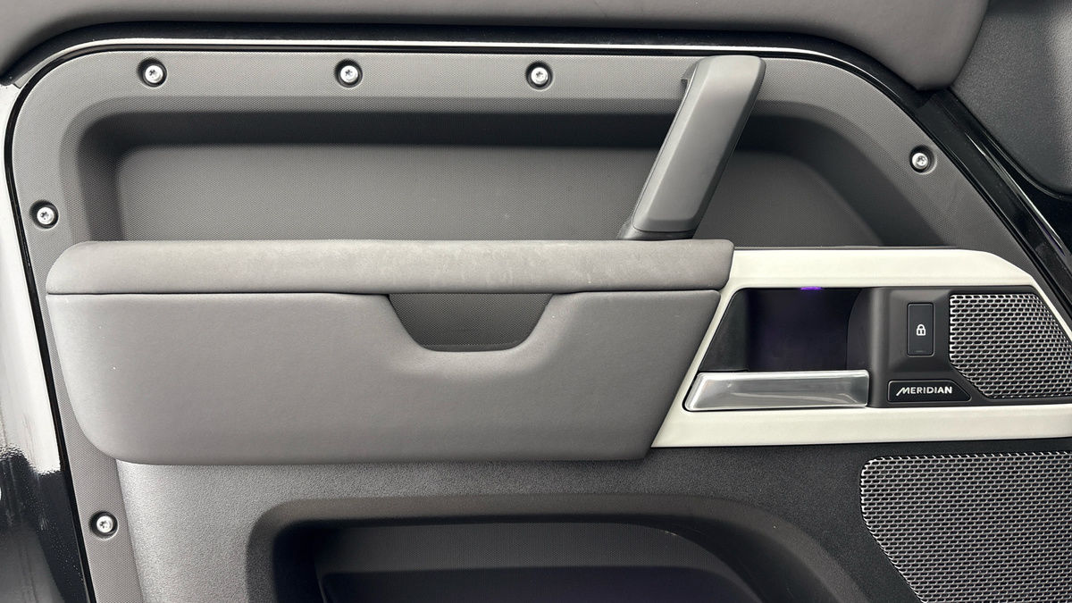 Land Rover Defender 110 Image 19