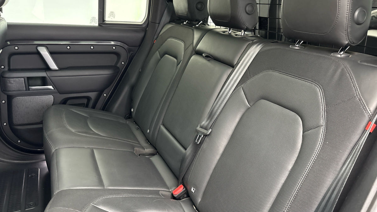 Land Rover Defender 110 Image 8
