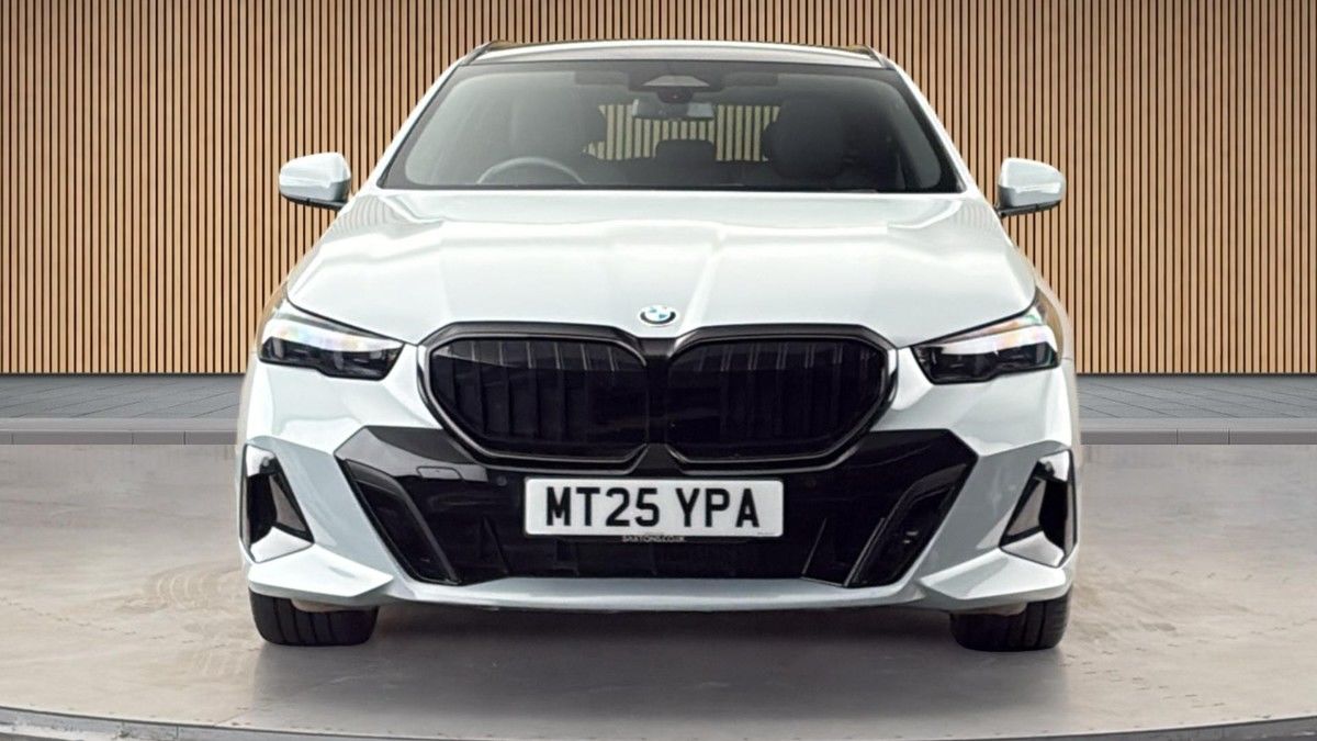 BMW 5 Series Image 3