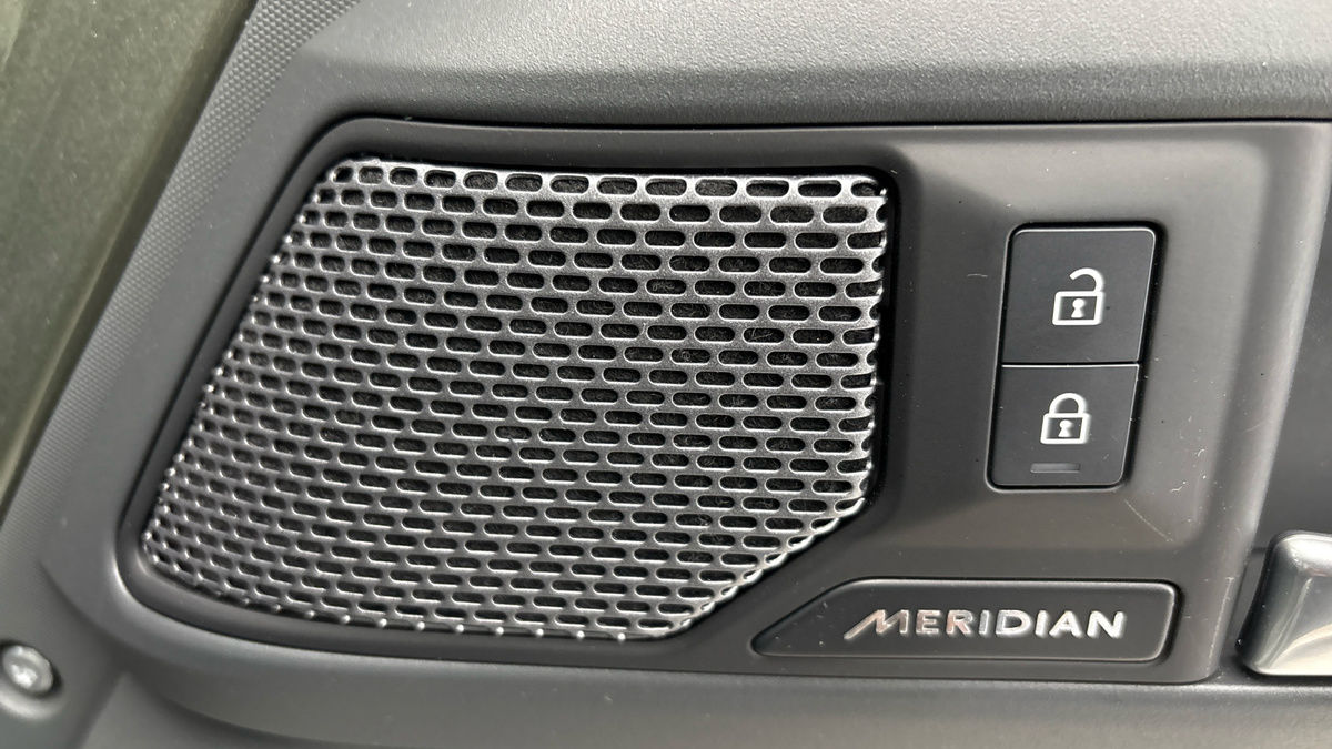 Land Rover Defender 110 Image 27