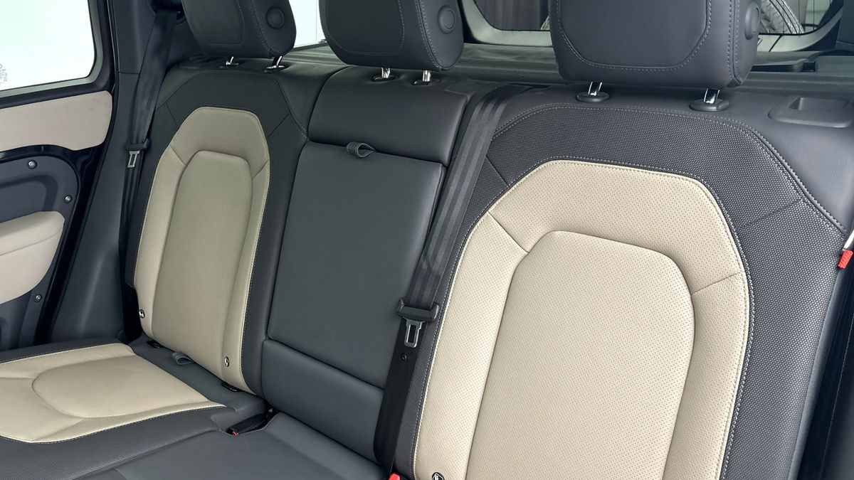 Land Rover Defender 110 Image 8