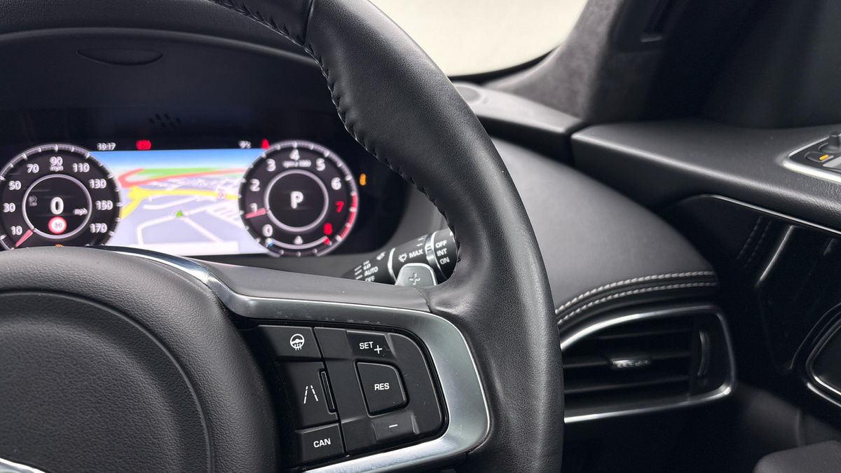 Jaguar F-PACE Image 14