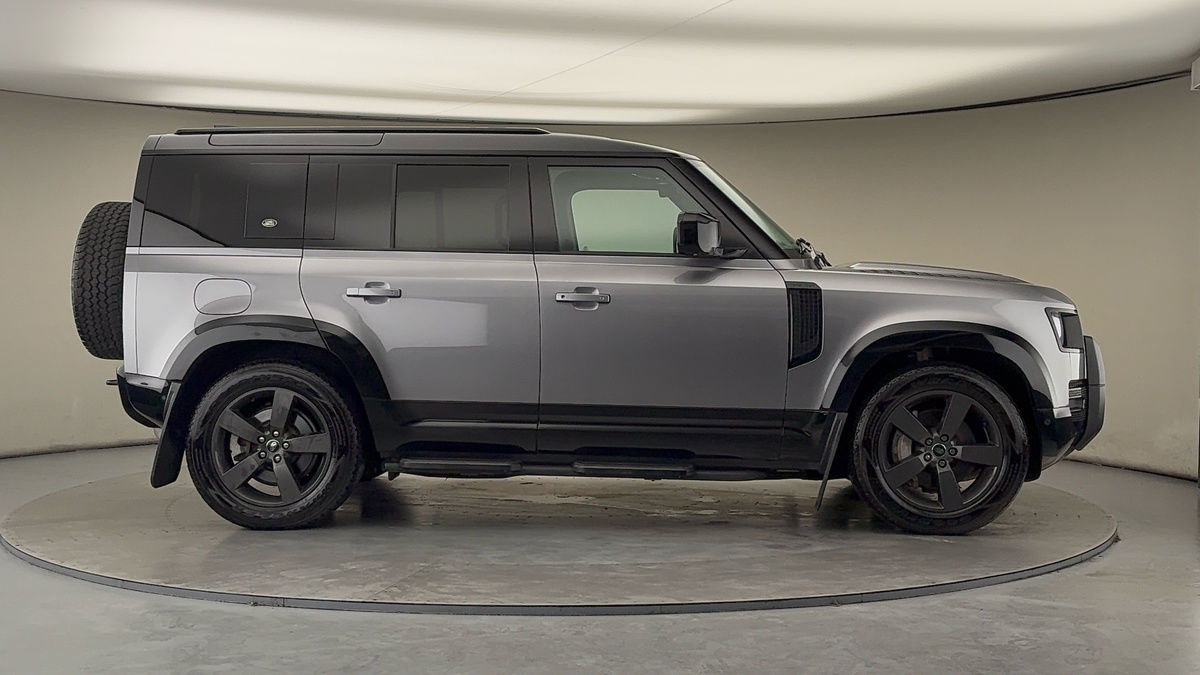 Land Rover Defender 110 Image 16