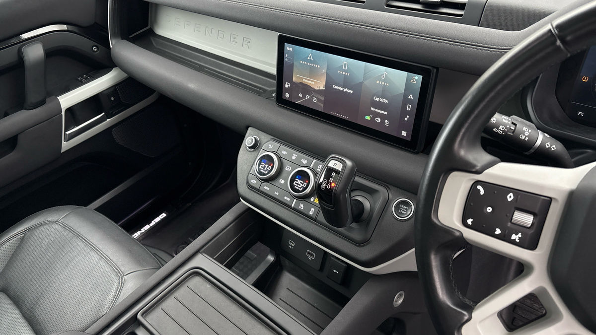 Land Rover Defender 110 Image 18