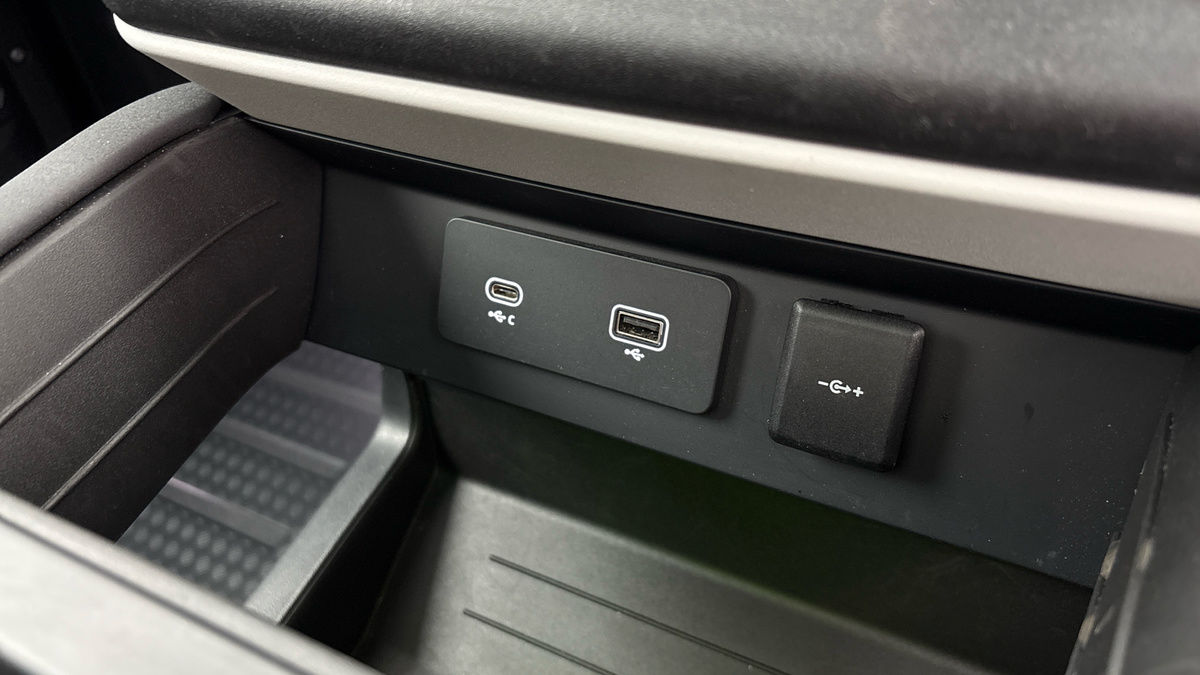 Land Rover Defender 130 Image 32