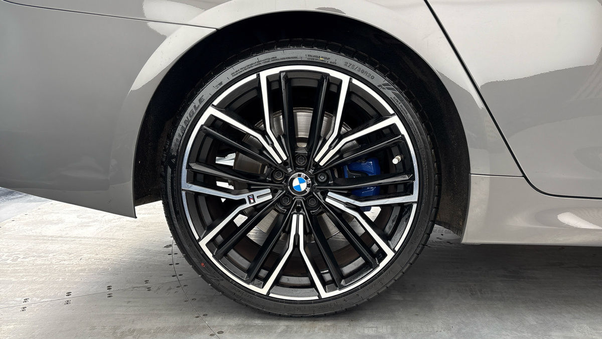 BMW 5 Series Image 10