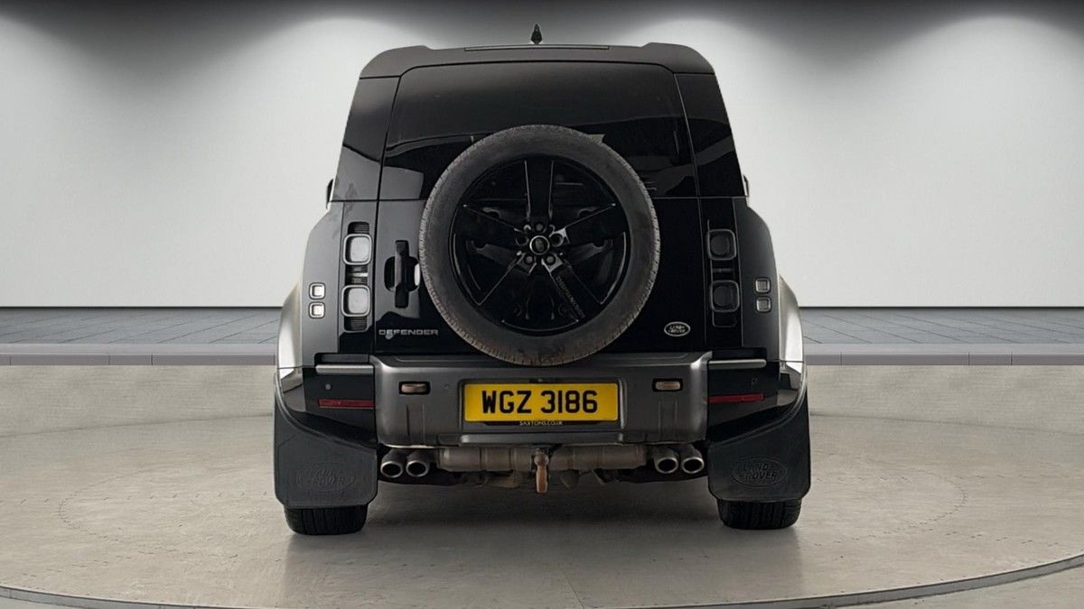 Land Rover Defender 110 Image 4