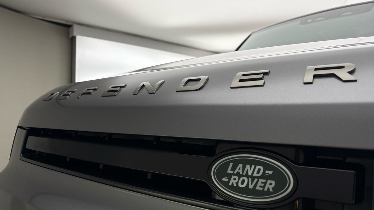 Land Rover Defender 110 Image 24