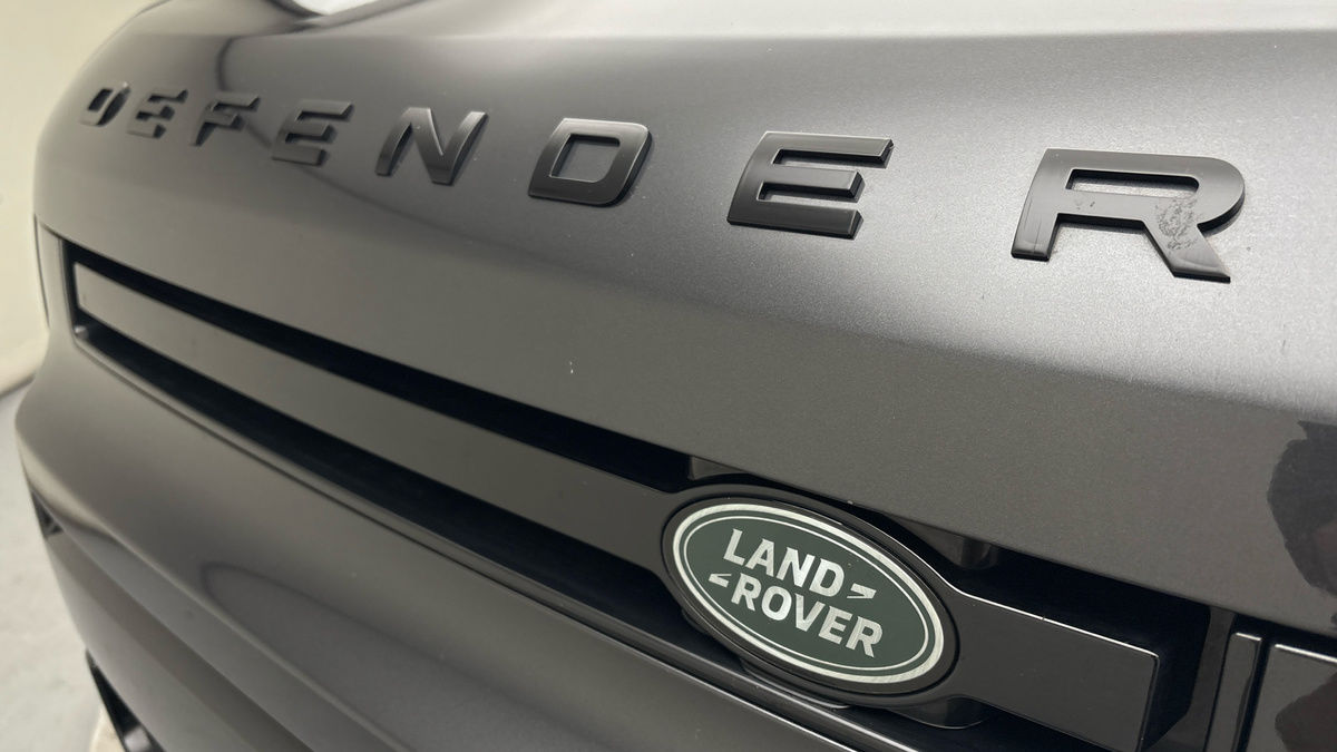 Land Rover Defender 110 Image 24