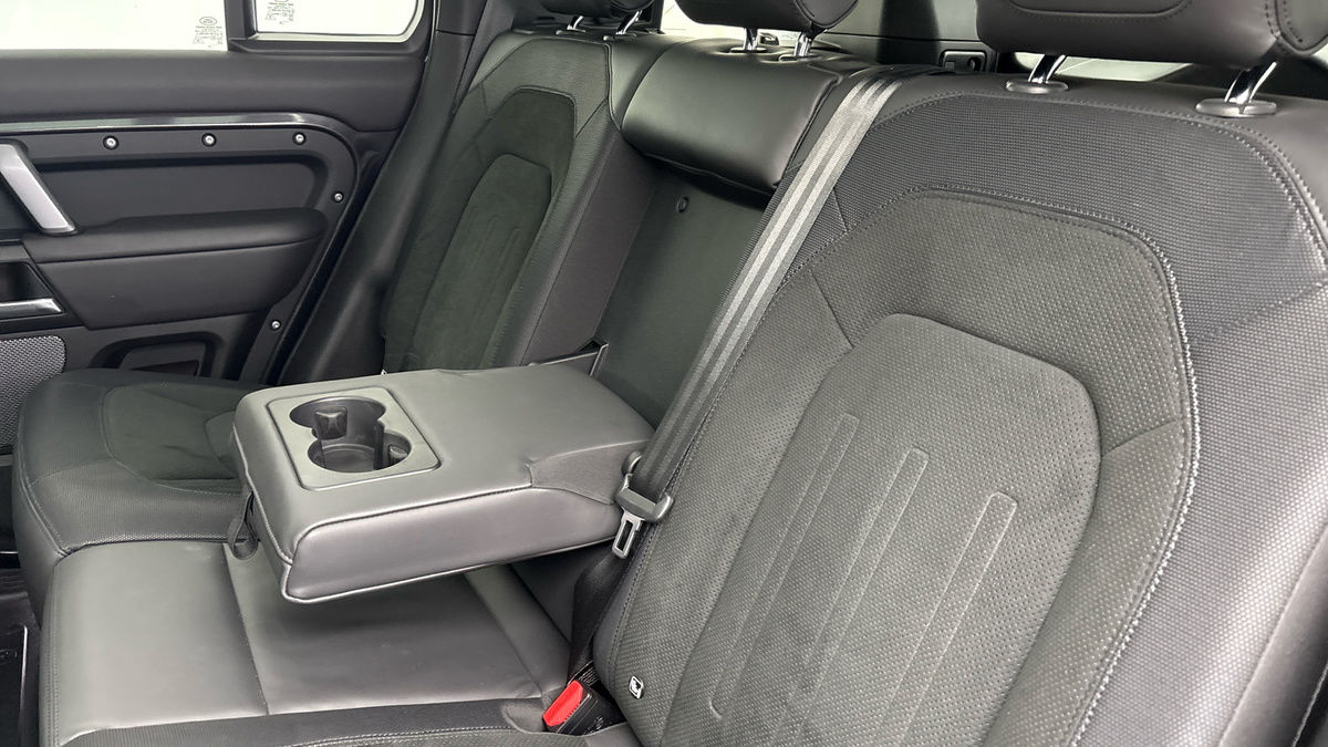 Land Rover Defender 110 Image 18