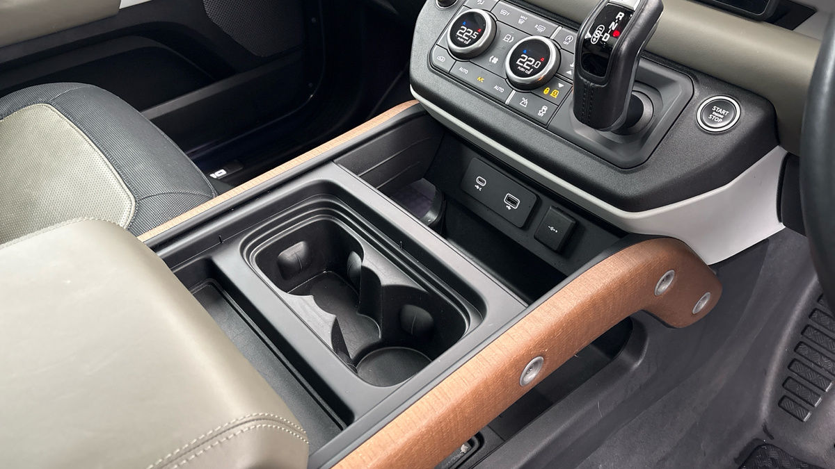 Land Rover Defender 90 Image 18