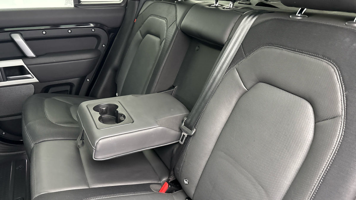 Land Rover Defender 110 Image 9