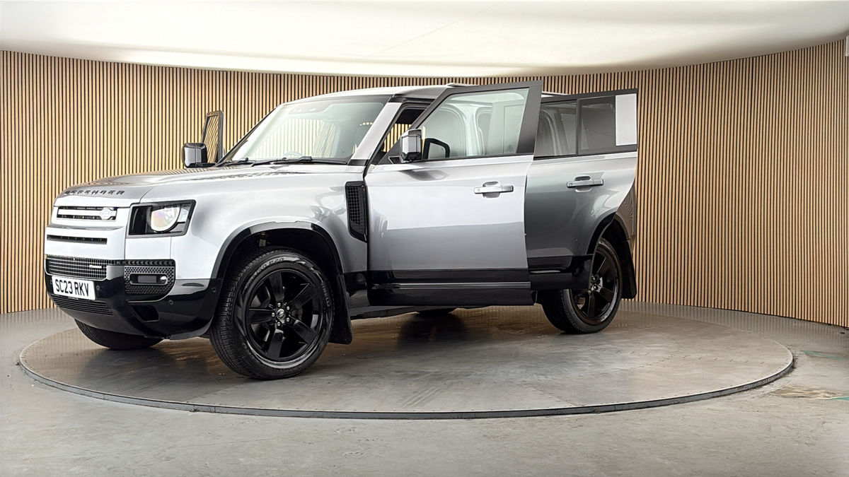Land Rover Defender 110 Image 22