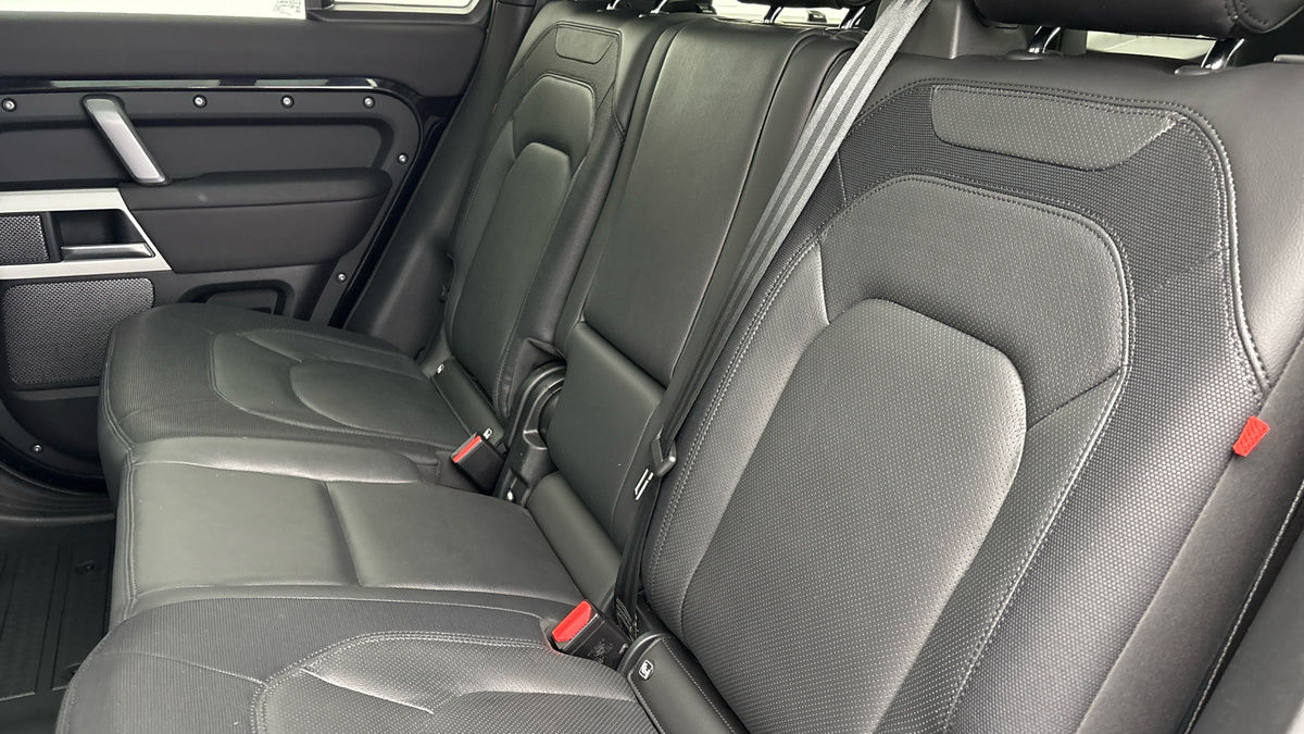 Land Rover Defender 110 Image 8