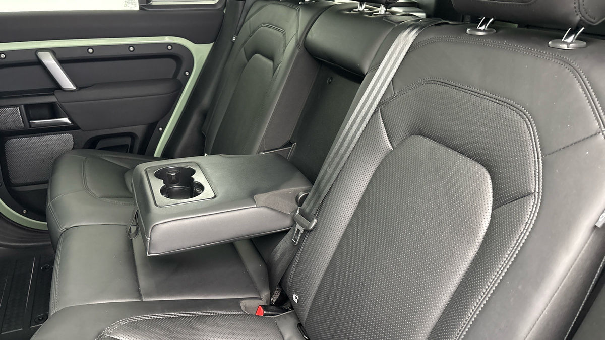 Land Rover Defender 110 Image 9