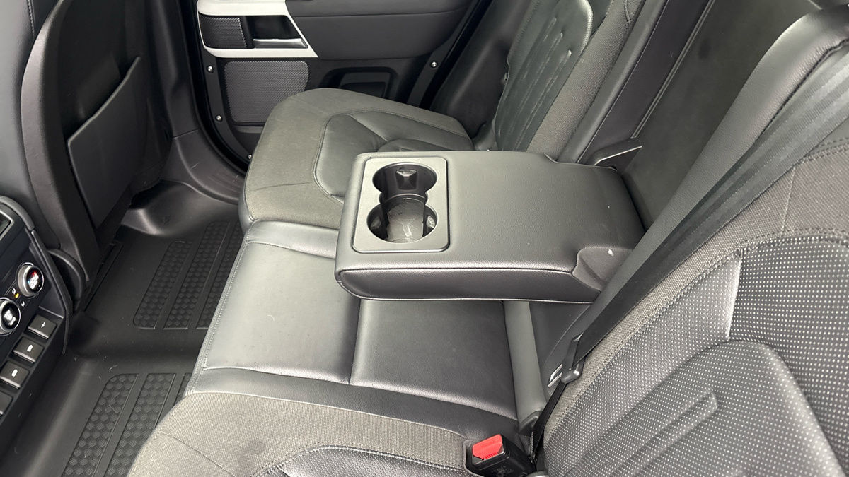 Land Rover Defender 110 Image 9