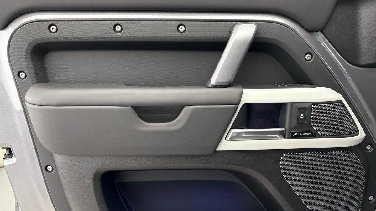 Land Rover Defender 110 Urban Image 19