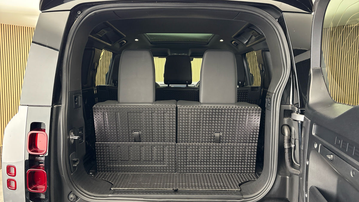 Land Rover Defender 110 Image 11