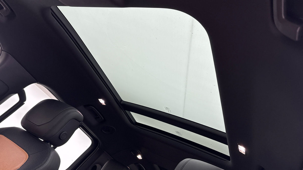 Land Rover Defender 130 Image 6