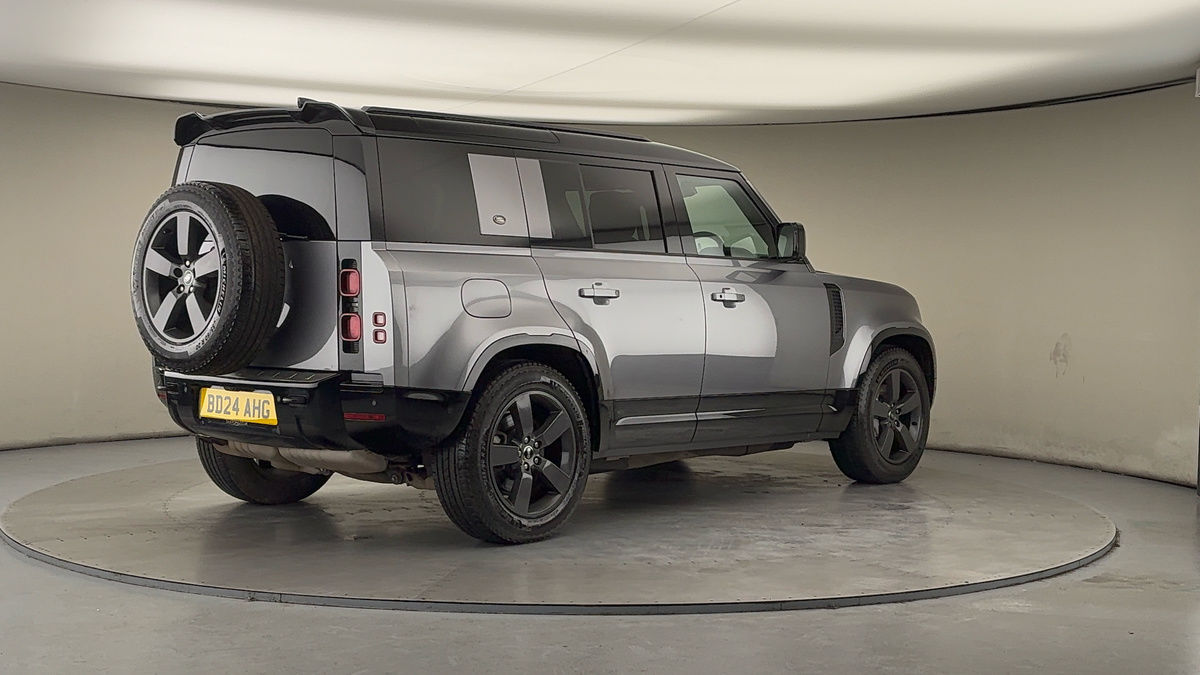 Land Rover Defender 110 Image 21