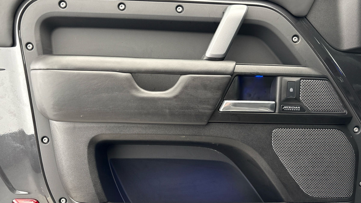 Land Rover Defender 90 Image 19