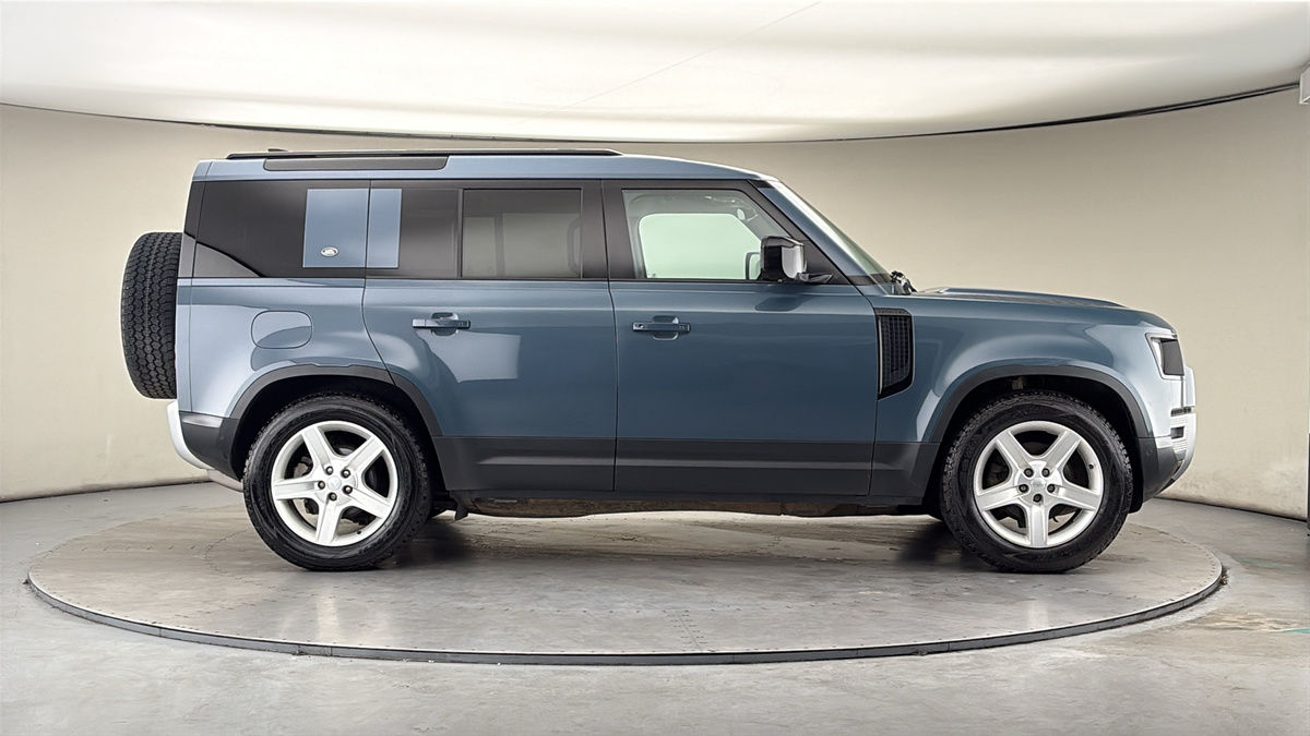 Land Rover Defender 110 Image 16