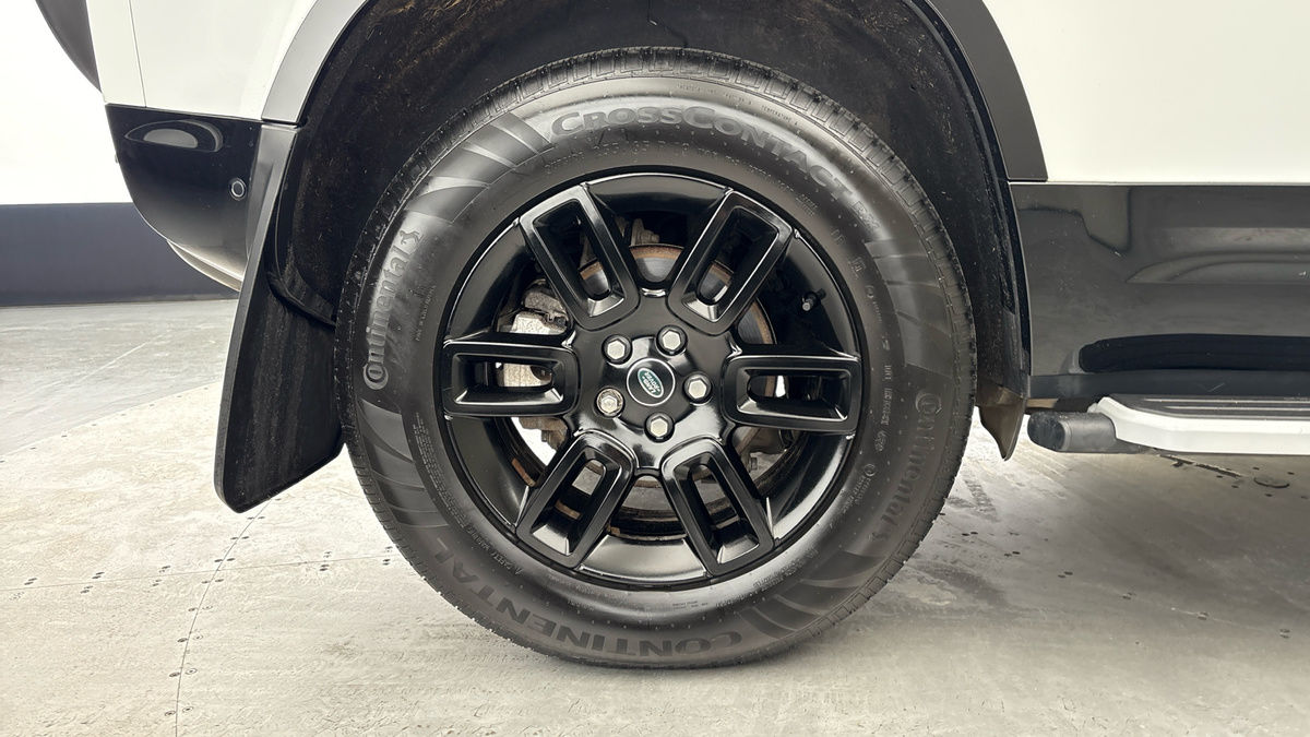 Land Rover Defender 110 Image 10