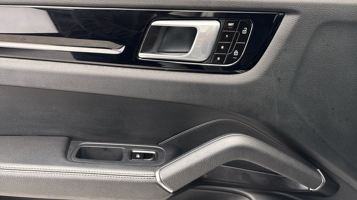 Porsche Cayenne Image 19