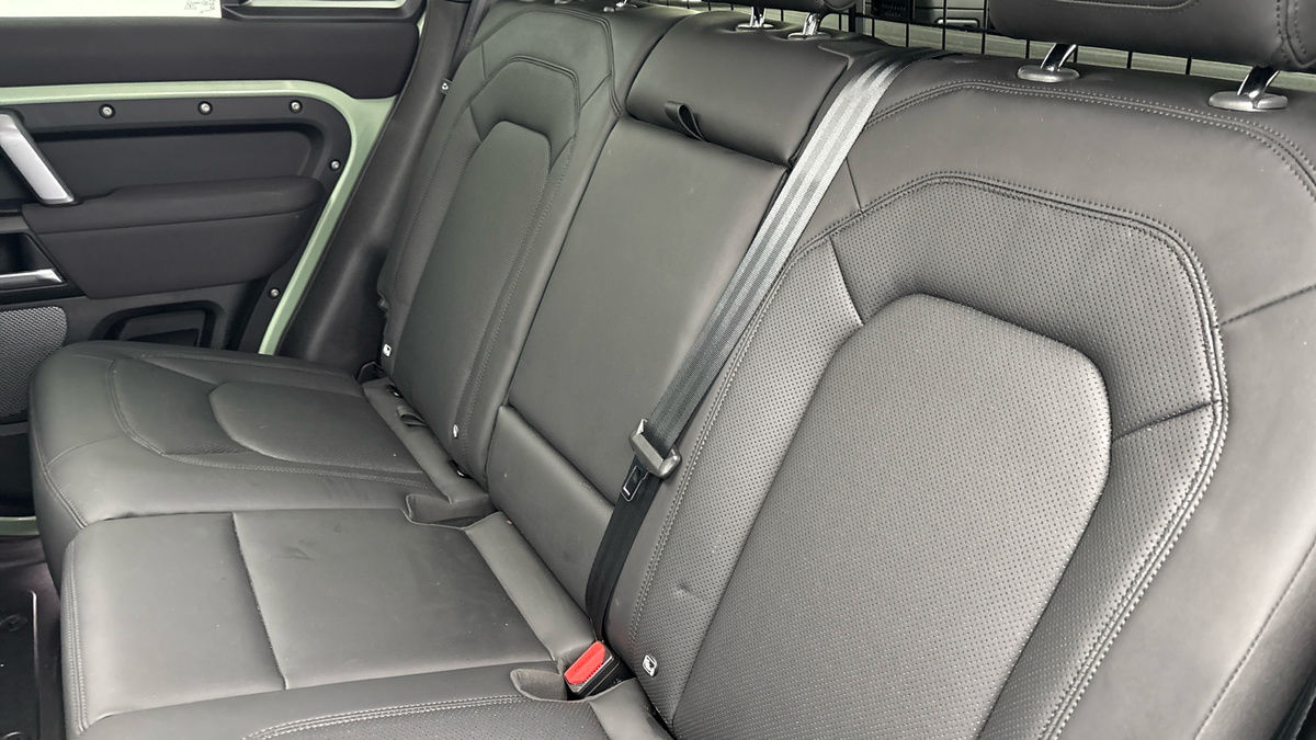 Land Rover Defender 110 Image 8