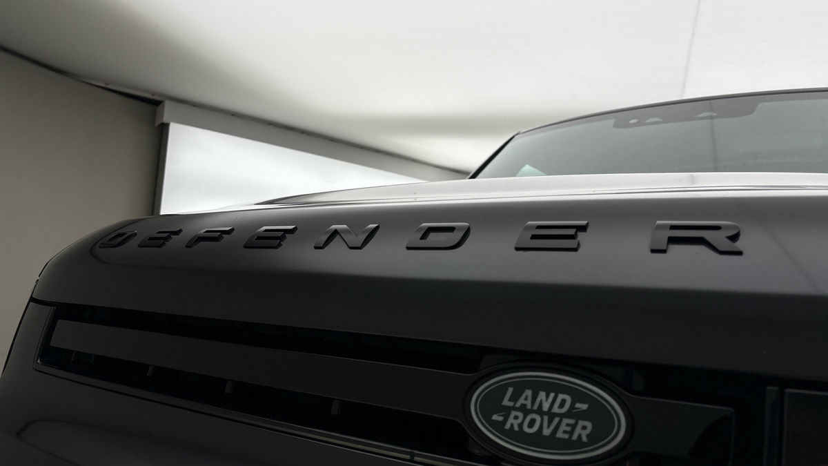 Land Rover Defender 110 Image 24