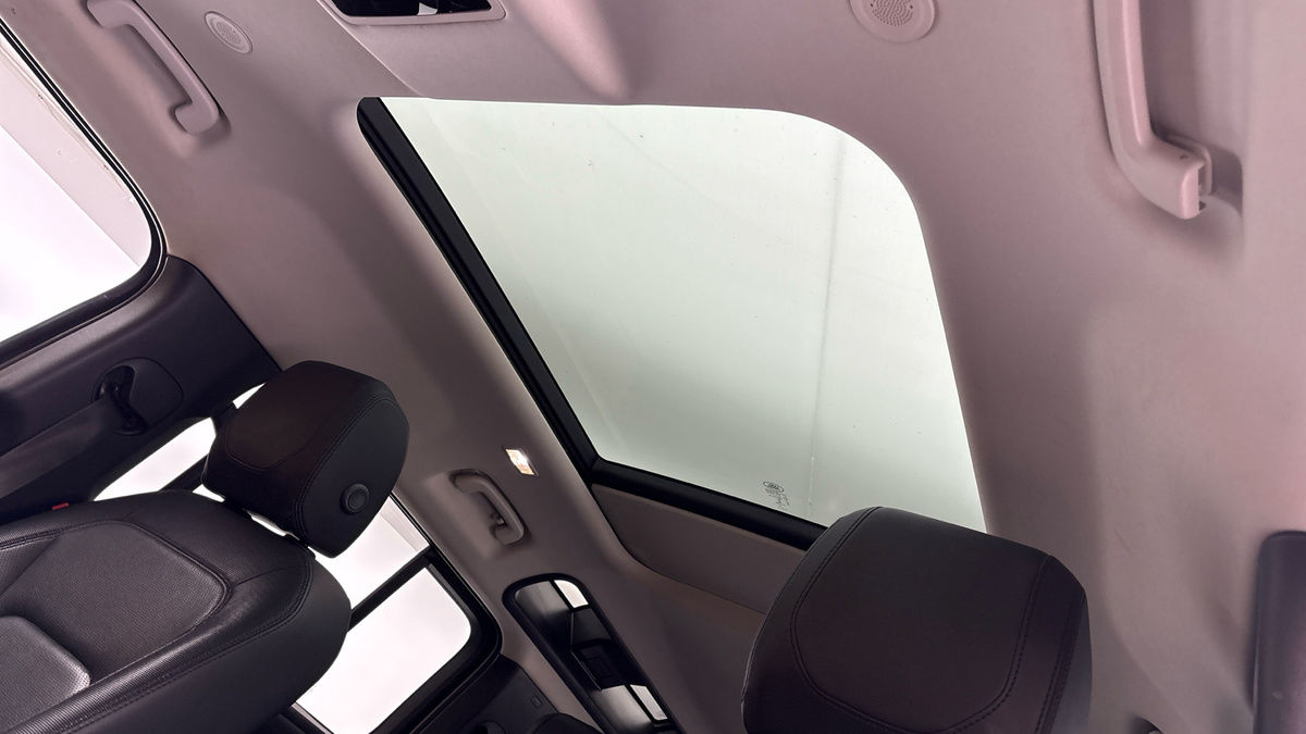 Land Rover Defender 110 Image 6
