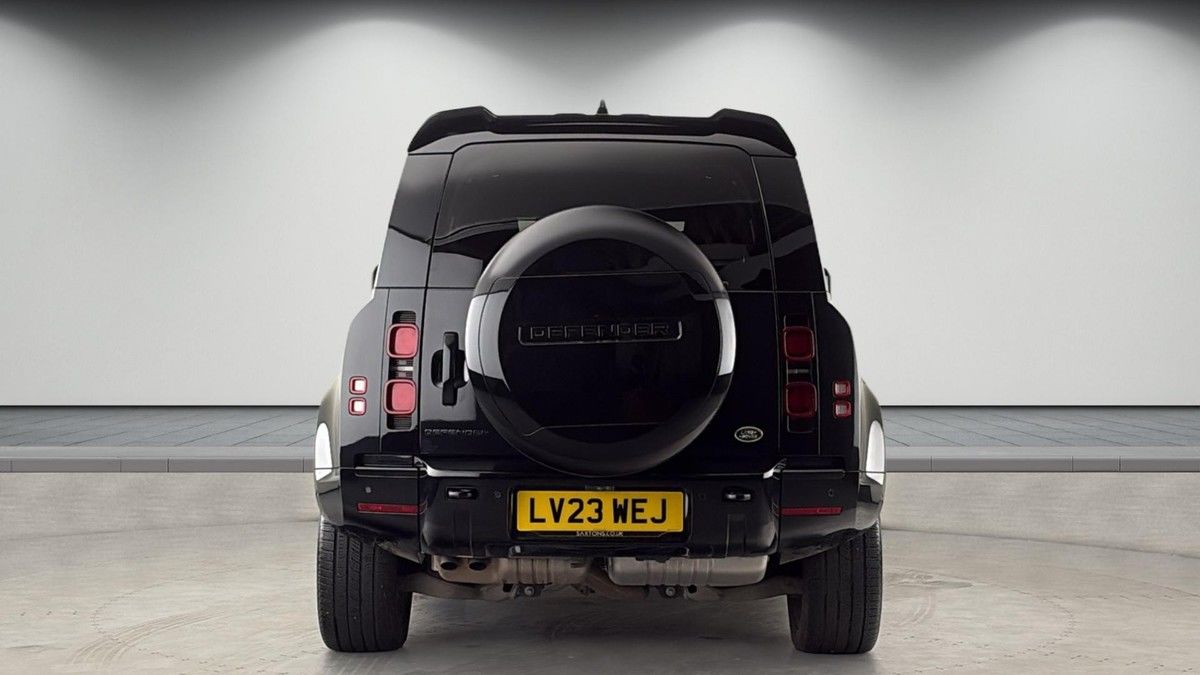 Land Rover Defender 110 Image 4