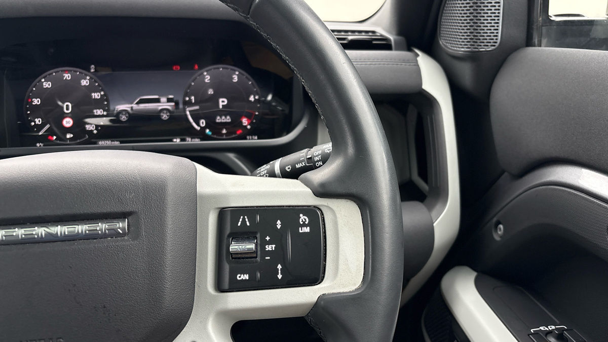 Land Rover Defender 110 Image 14