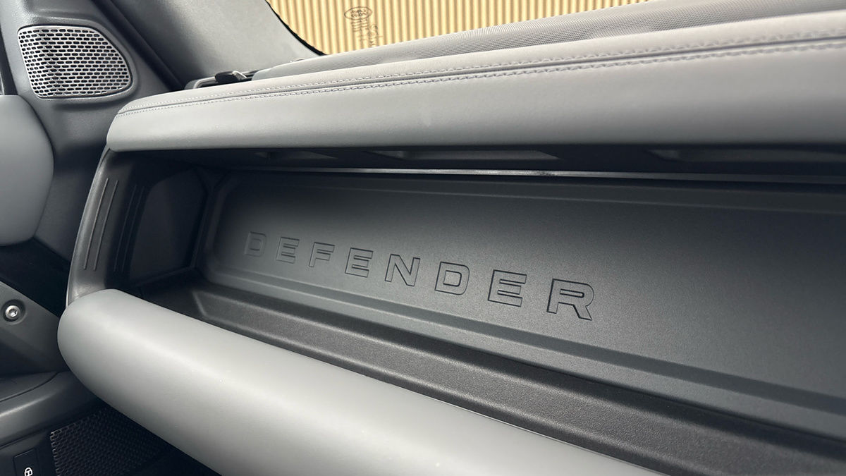 Land Rover Defender 110 Image 35