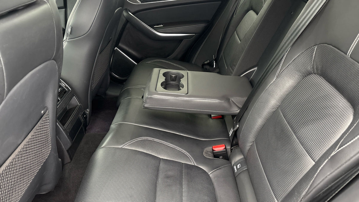Jaguar F-PACE Image 9