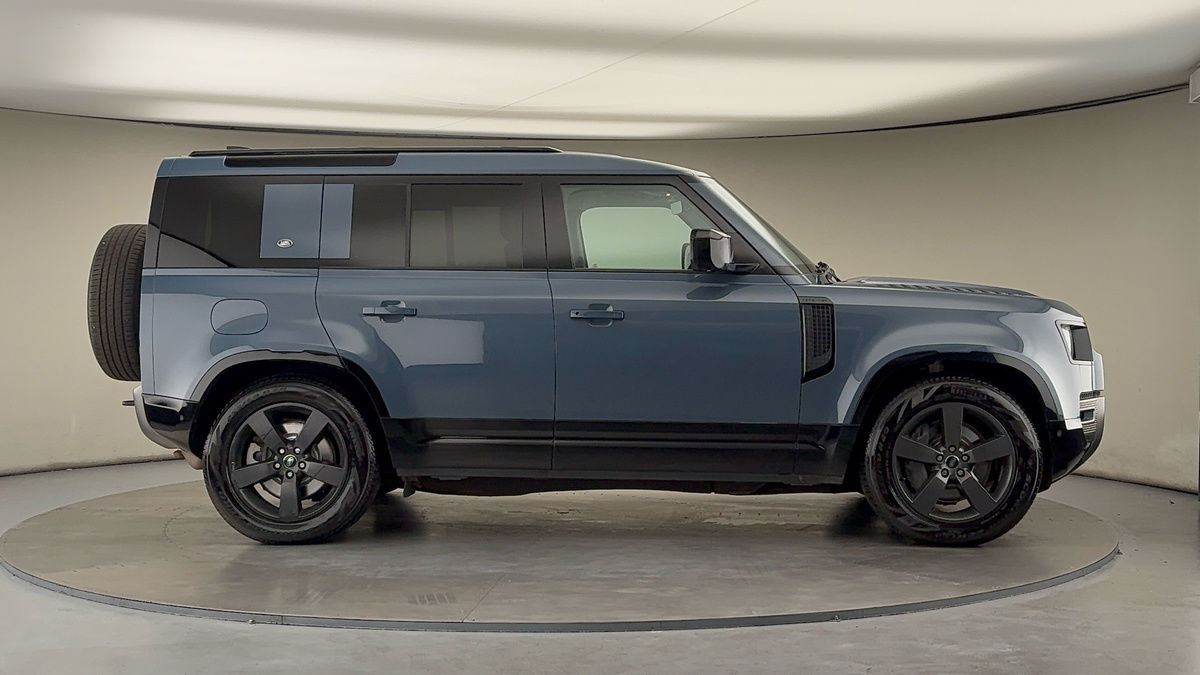 Land Rover Defender 110 Image 16