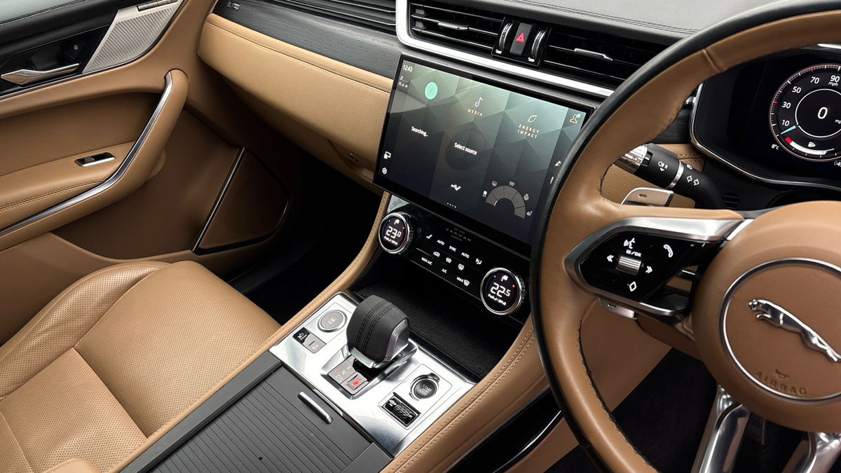 Jaguar F-PACE Image 18