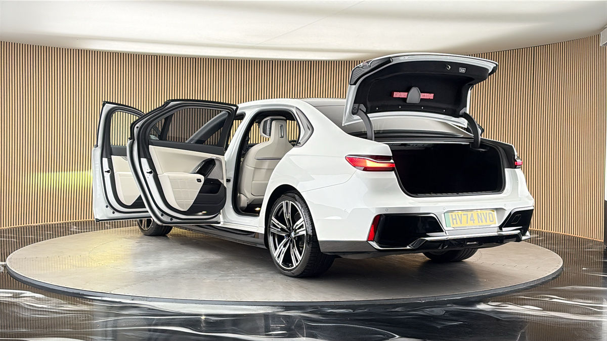 More views of BMW i7