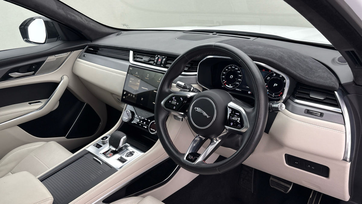 Jaguar F-PACE Image 5