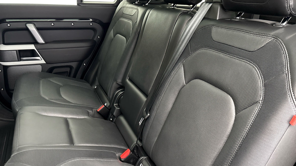 Land Rover Defender 110 Image 8