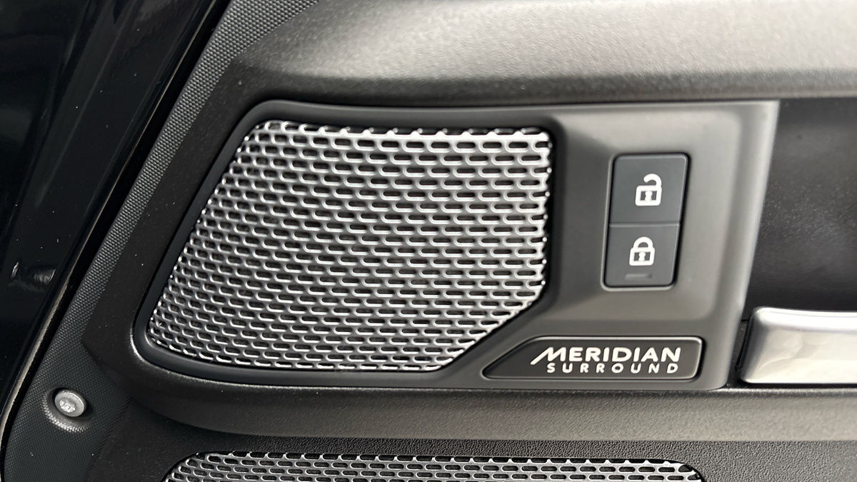 Land Rover Defender 110 Image 27