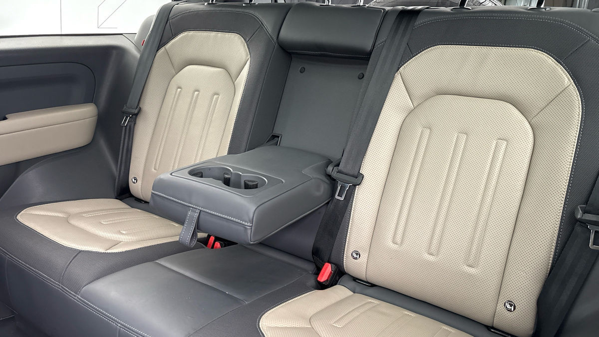 Land Rover Defender 90 Image 9