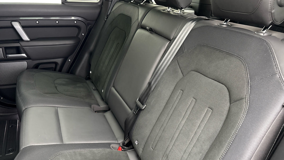 Land Rover Defender 110 Image 8