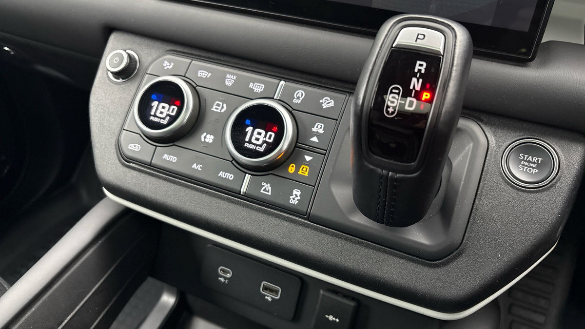 Land Rover Defender 110 Image 29