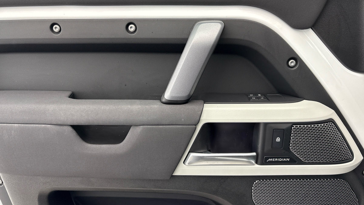 Land Rover Defender 90 Image 19