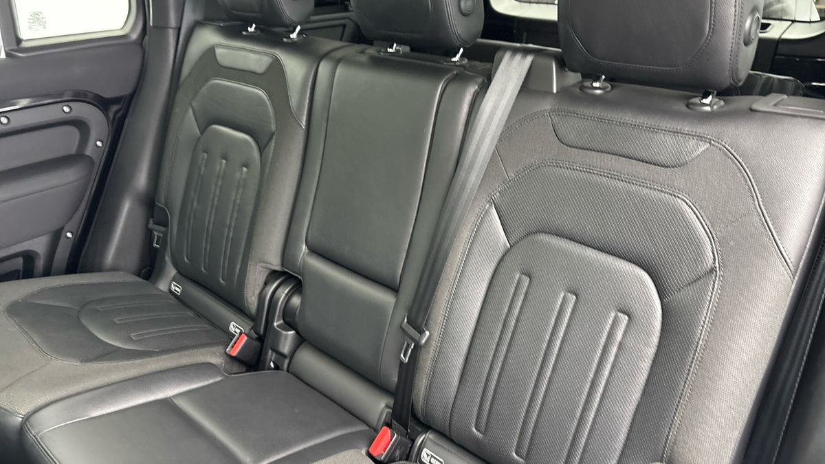 Land Rover Defender 110 Image 8