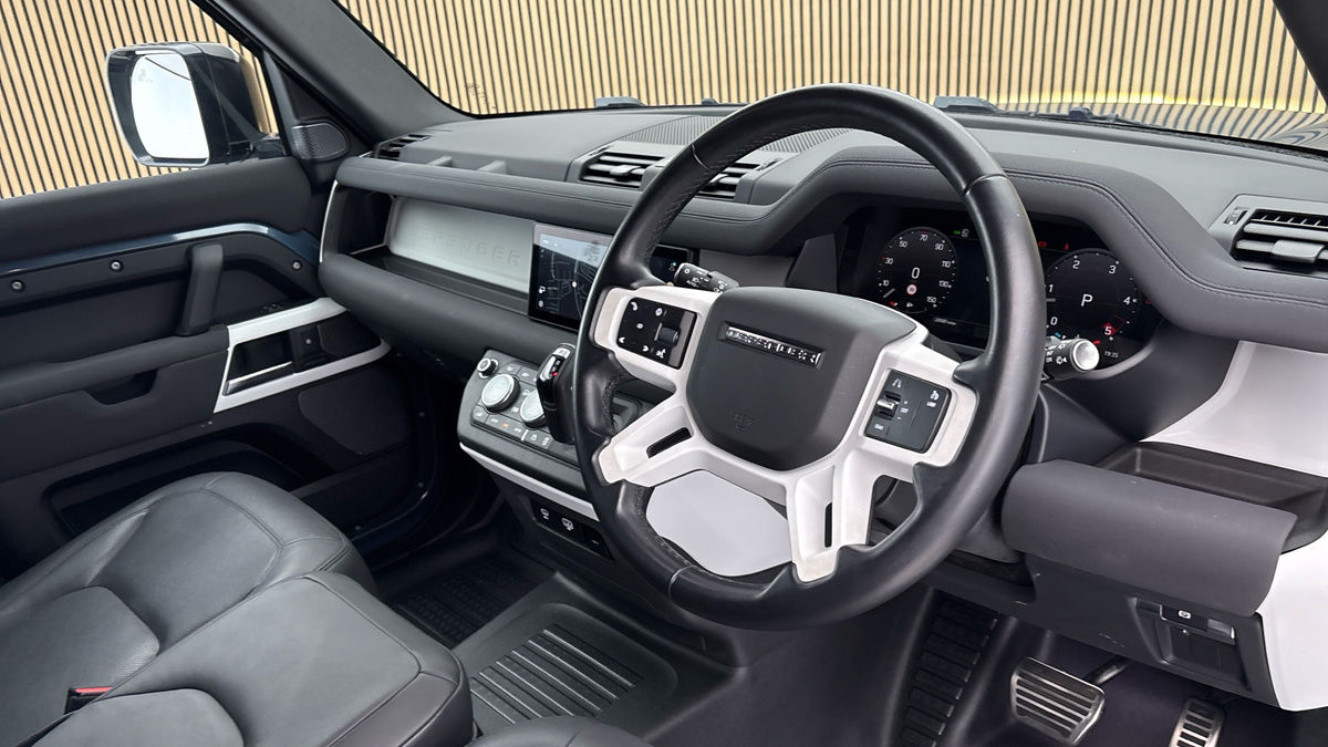 Land Rover Defender 110 Image 5