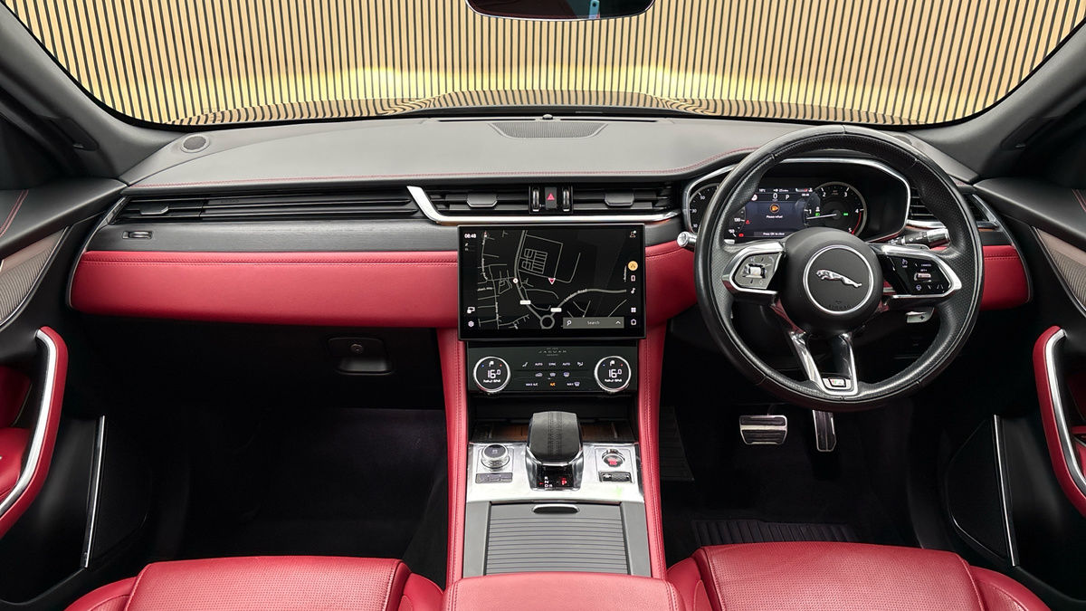 Jaguar F-PACE Image 12